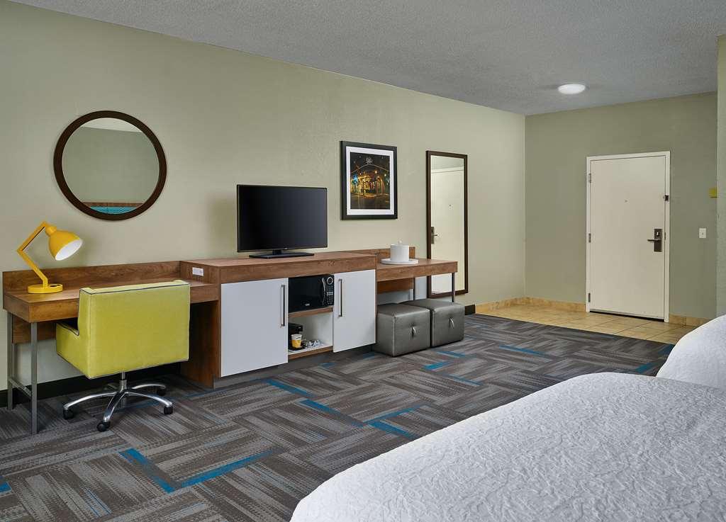 Hampton Inn Covington Va Room photo