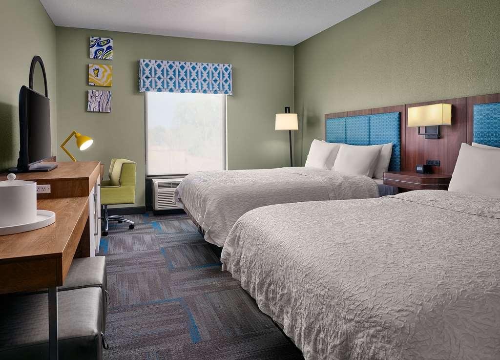 Hampton Inn Covington Va Room photo