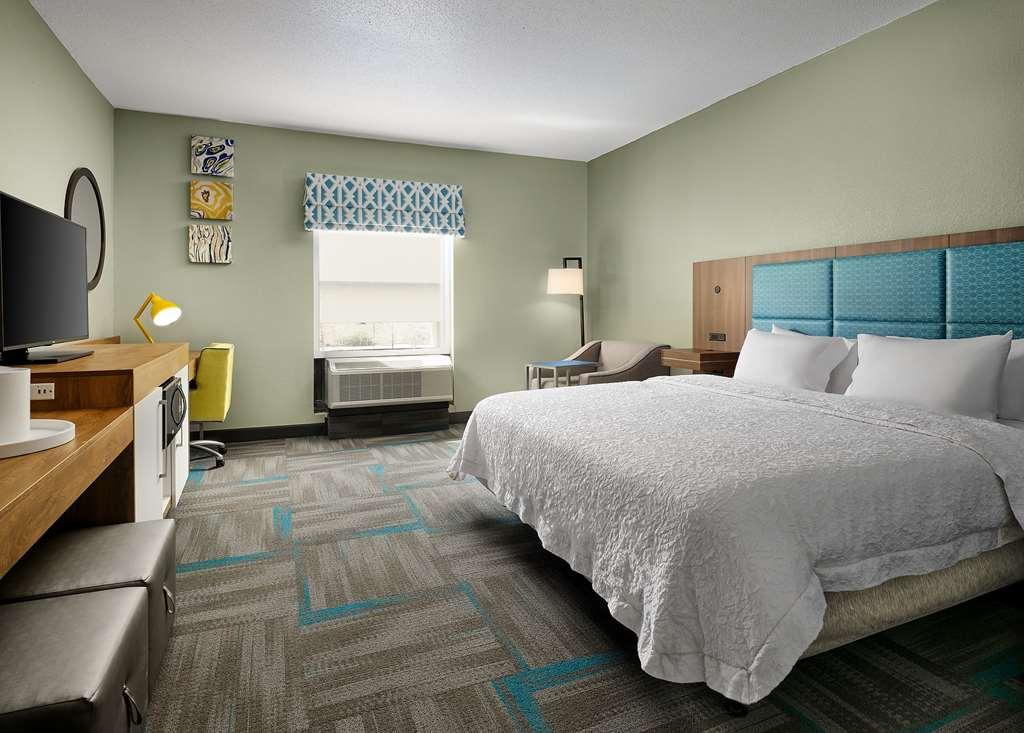 Hampton Inn Covington Va Room photo