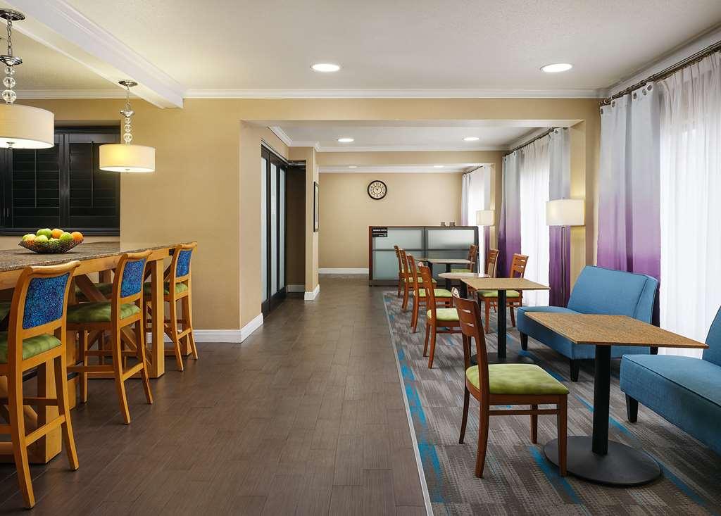 Hampton Inn Covington Va Interior photo