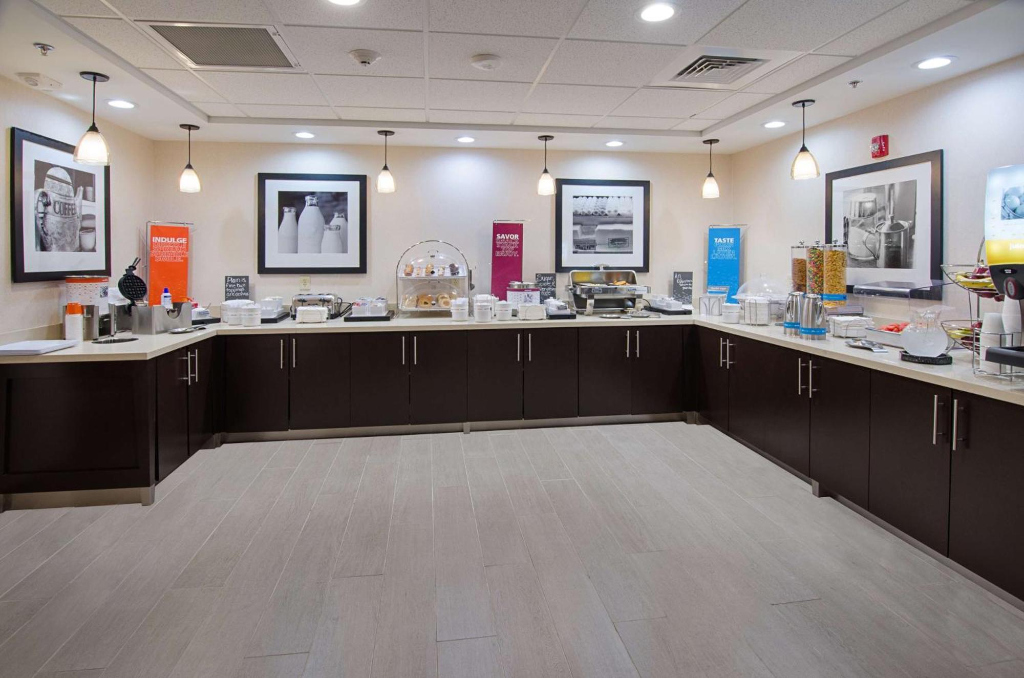 Hampton Inn Covington Va Exterior photo