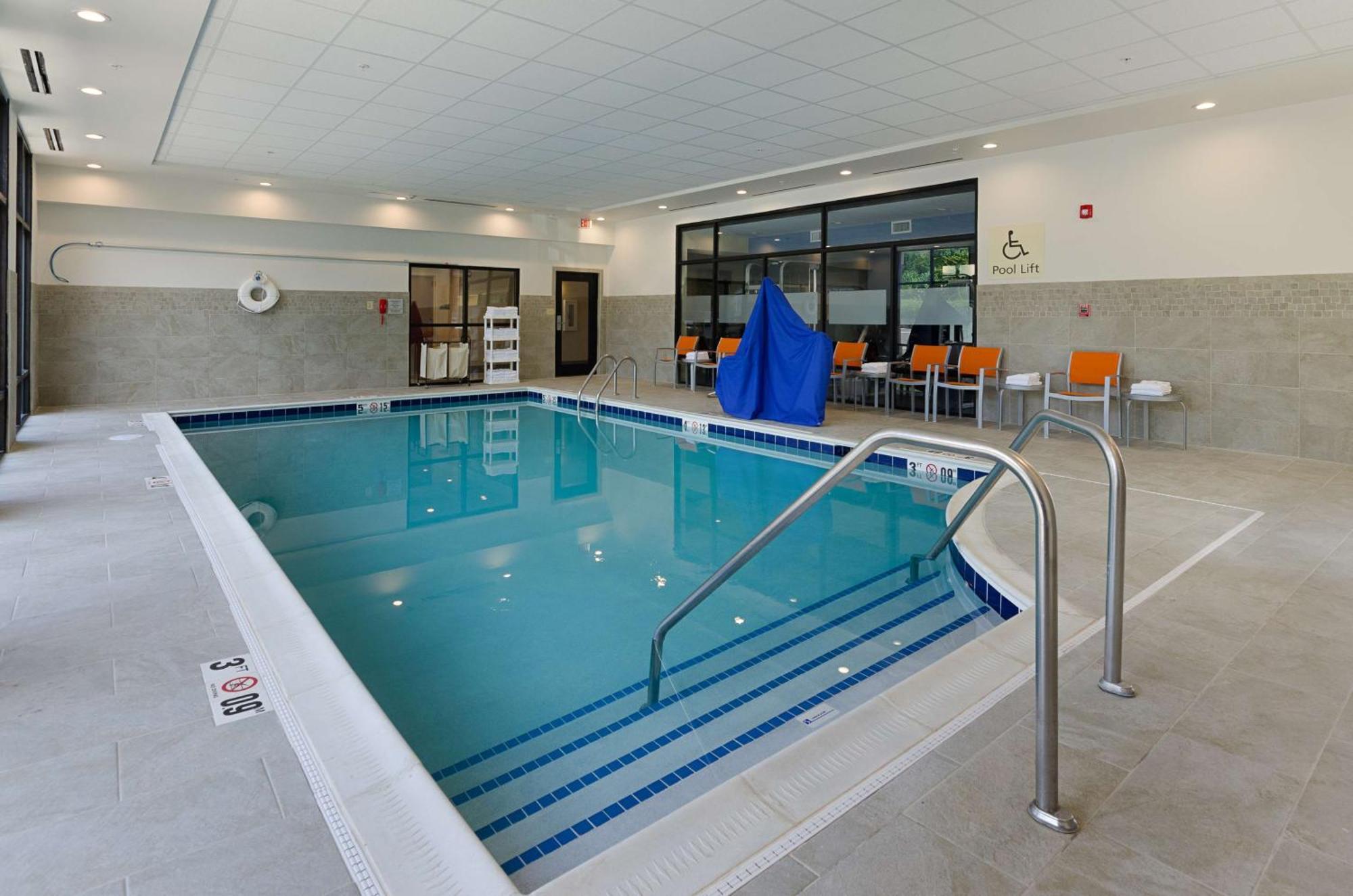 Hampton Inn Covington Va Exterior photo