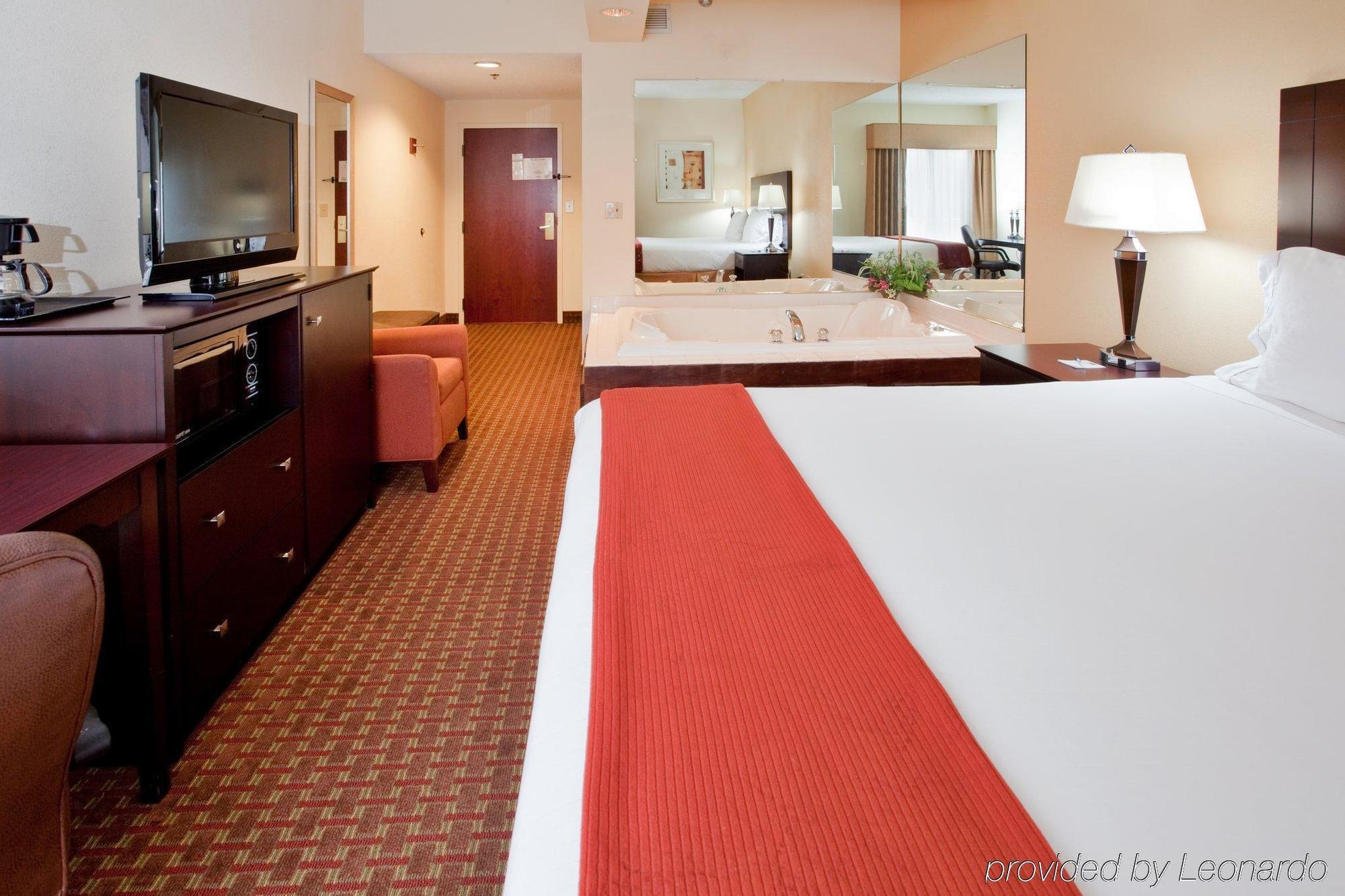 Hampton Inn Covington Va Room photo