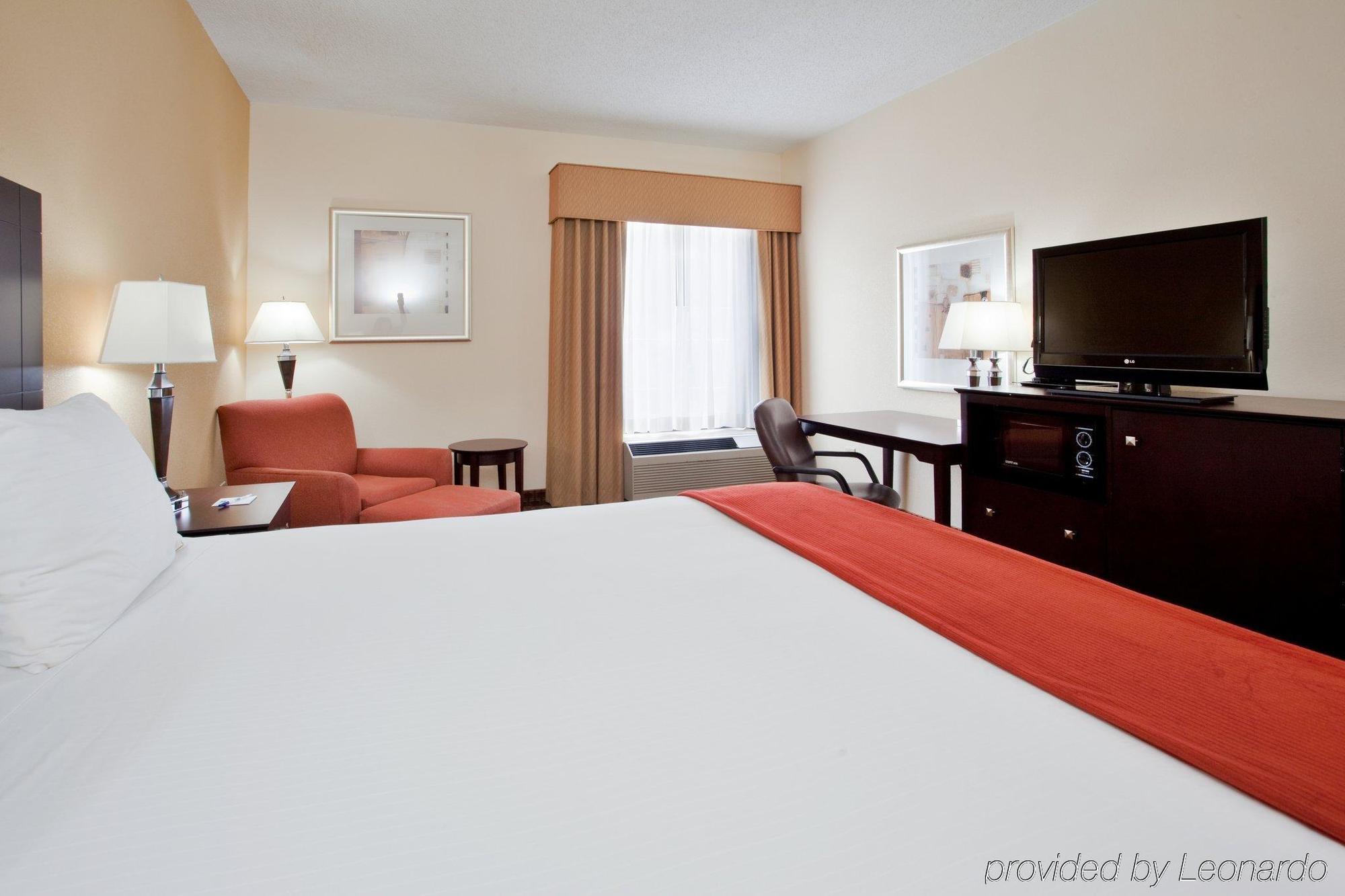 Hampton Inn Covington Va Room photo