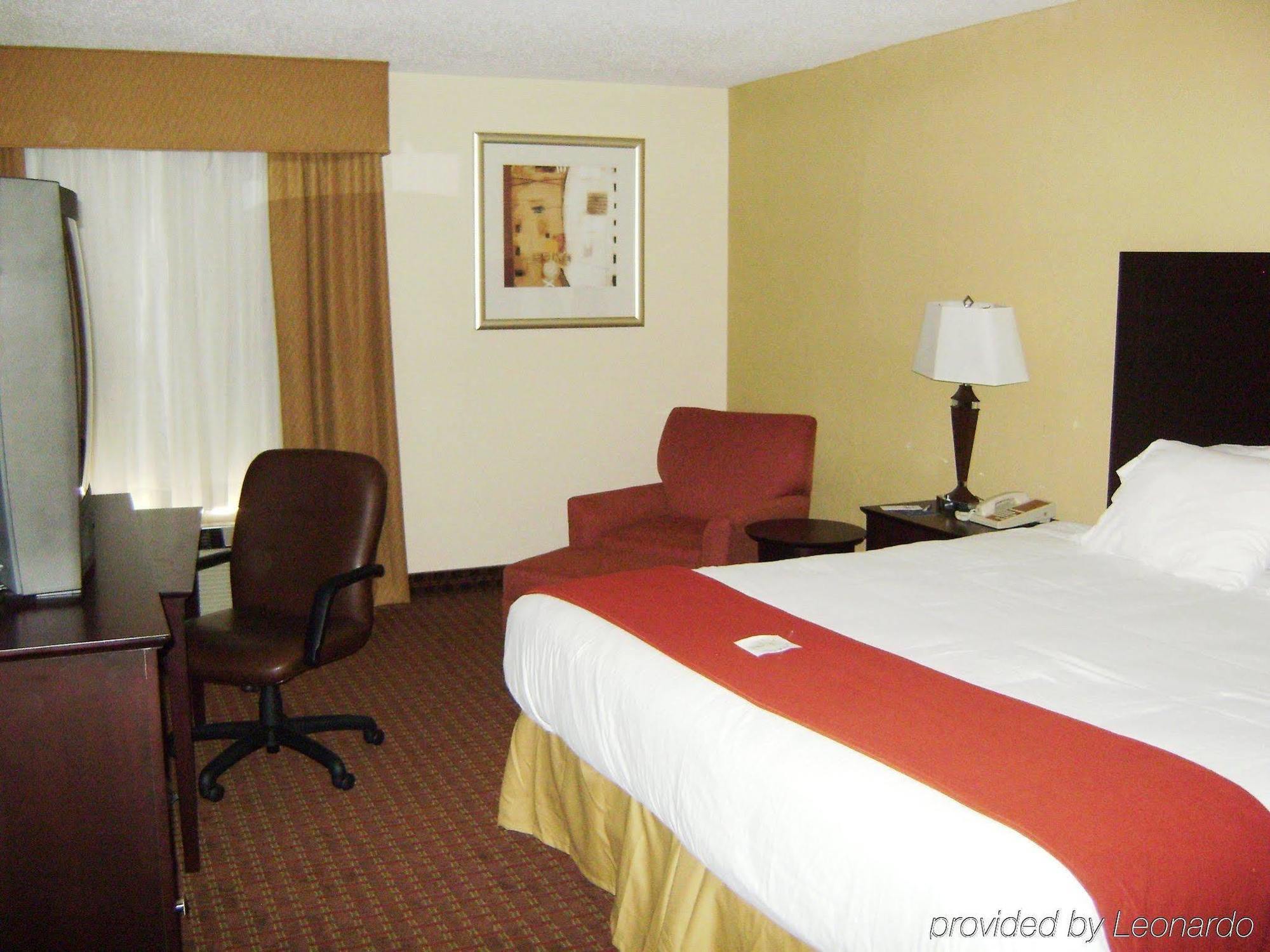 Hampton Inn Covington Va Room photo