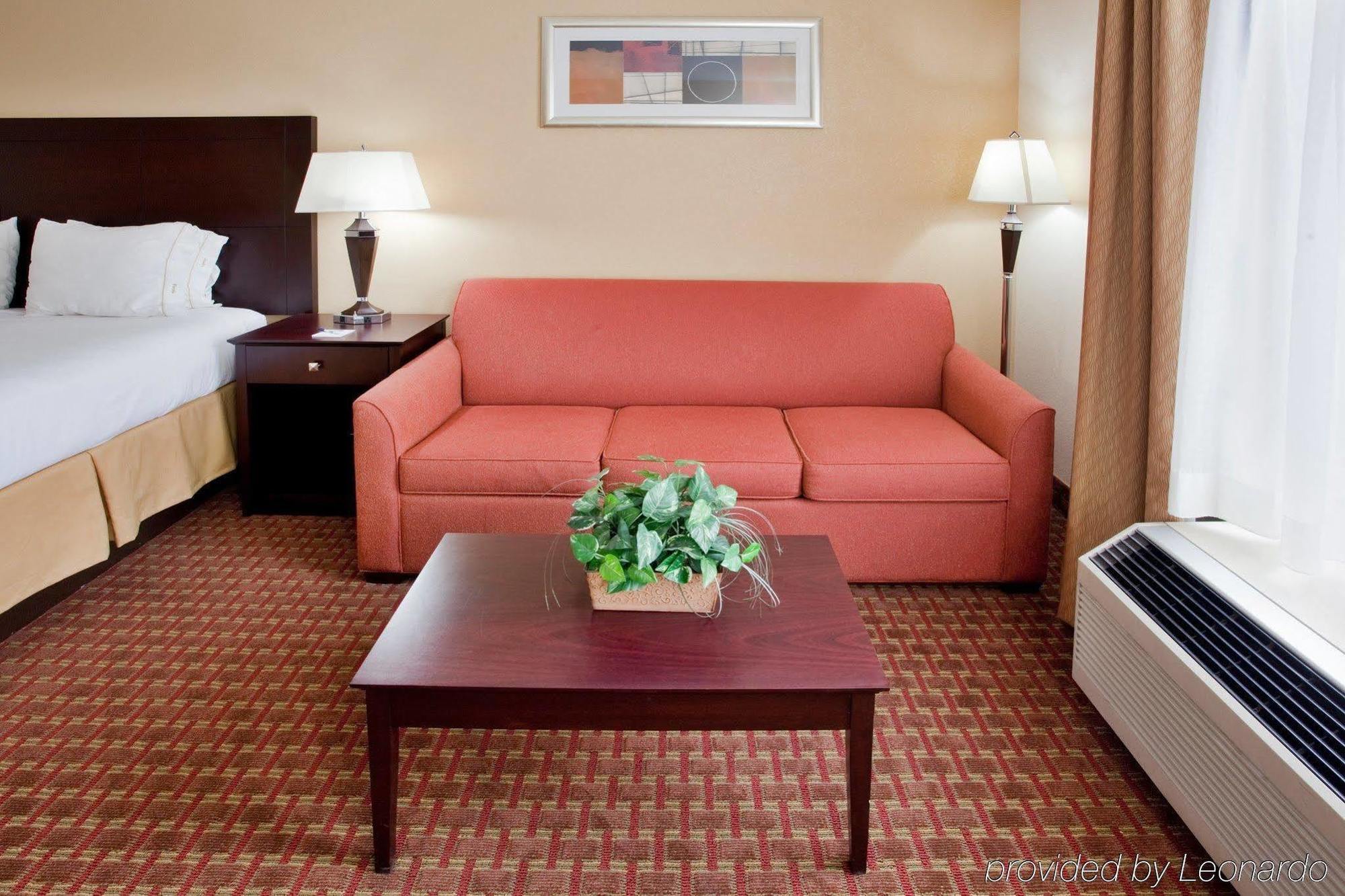 Hampton Inn Covington Va Room photo